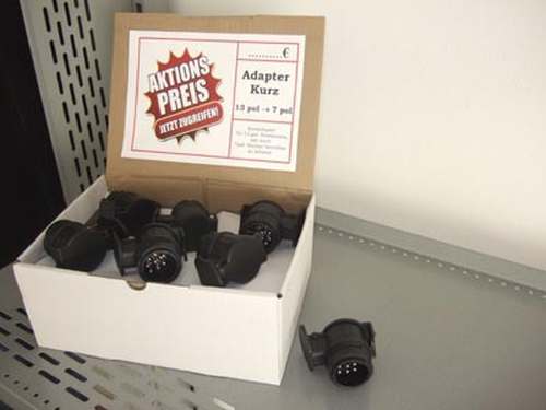 Adapter, Kurz, 13-polige Steckdose / Anhänger m. 7-poliger Stecker 20er Set in Thekendisplay Adapter, Kurz, 13-polige Steckdose / Anhänger m. 7-poliger Stecker 20er Set in Thekendisplay